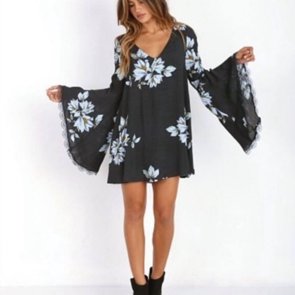Haoduoyi Floral Bell Sleeve Cut Out Back Mini Shift Dress Scallop Lace  US S